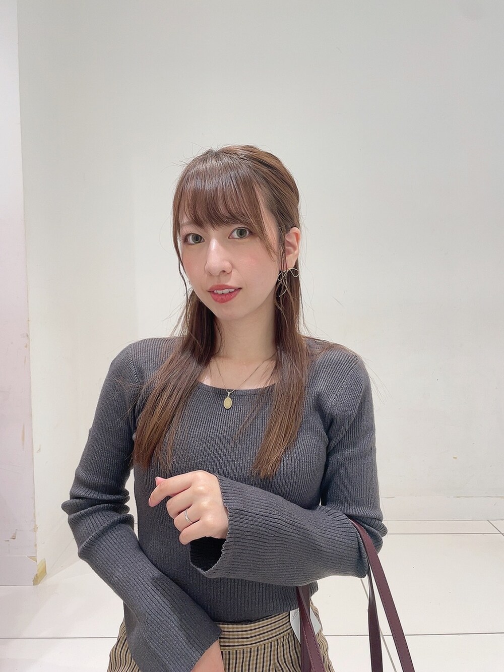 「ブラウン、秋服準備はじめました、デートコーデ、チェック、パンツスタイル、ニット、秋、秋コーデ」｜「SENSE OF PLACE by URBAN RESEARCHの『TALLサイズ/WEB限定』センタープレスストレートパンツ（スラックス、ブラウン系）」を使った、Maiさん（レディース・156cm）の秋コーディネートの5枚目の写真