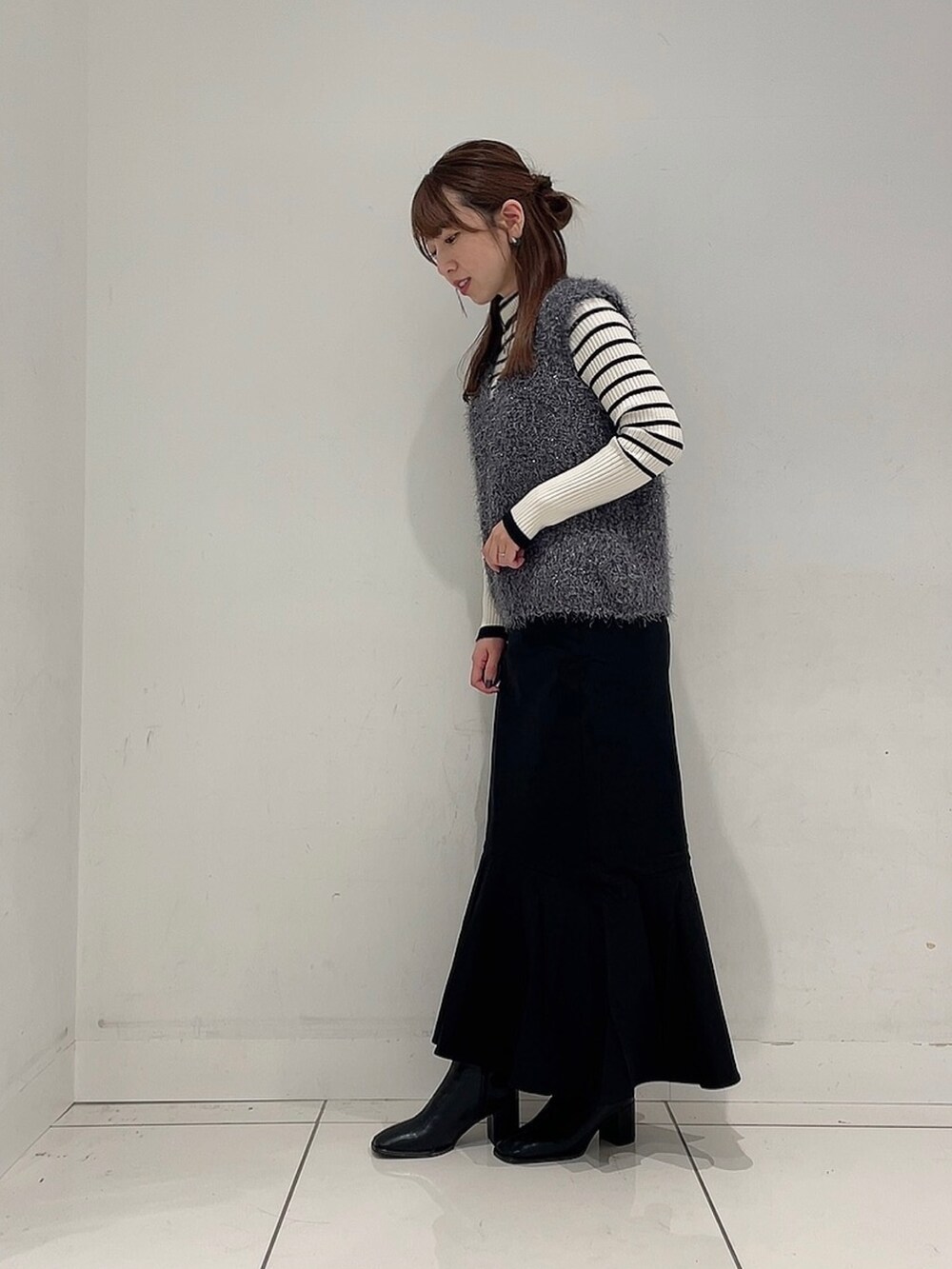 「おしゃ見えテクニック、ニット、プチプラ、ベスト、秋服コーデ、着回しコーデ、秋冬、ニットコーデ、ママファッション」|「SENSE OF PLACE by URBAN RESEARCHの『柴田ひかりさん着用』モールフェザーニットベスト(ベスト、グレー系)」を使った、Maiさん(レディース・156cm)の秋コーディネートの4枚目の写真