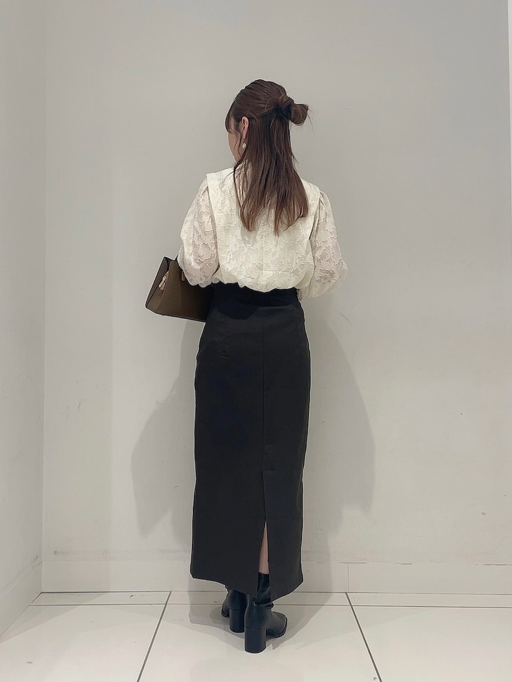 「今日のメイク、秋っぽコーデ更新中、休日スタイル、秋コーデ、おでかけコーデ、ママファッション、オトナ女子、ホワイト」|「SENSE OF PLACE by URBAN RESEARCHの『一部WEB限定カラー』『TALLサイズ/WEB限定』ストレッチサスツキハイウエストスカート(スカート、ブラック系)」を使った、Maiさん(レディース・156cm)の秋コーディネートの5枚目の写真