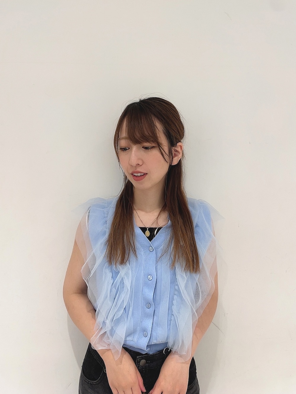 「夏コーデ、オトナカジュアル、おでかけコーデ、夏服、パンツコーデ、低身長女子、着回しコーデ、大人可愛い」｜「HEYUMMのチュールドッキングノースリーブセーター（ニット/セーター、ブルー系）」を使った、Maiさん（レディース・156cm）の夏コーディネートの5枚目の写真