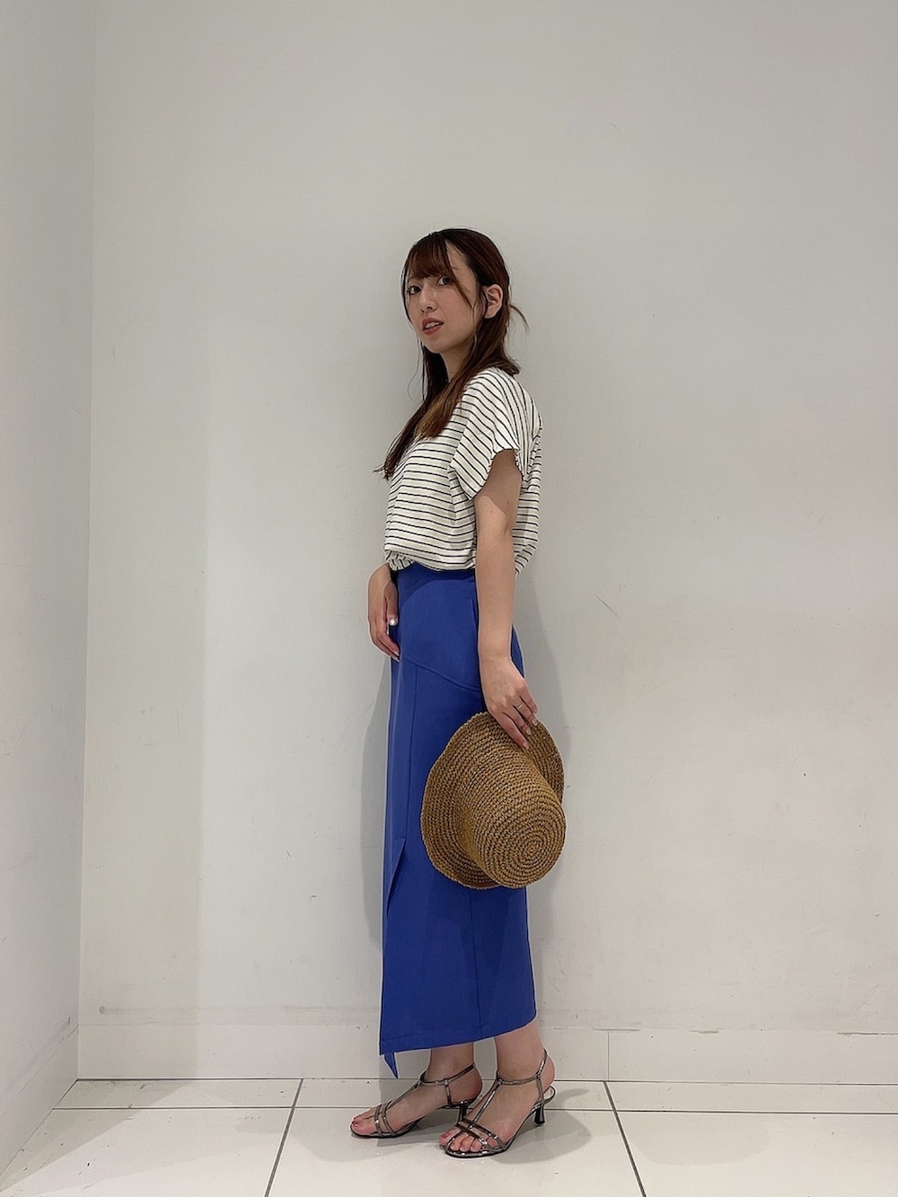 「夏コーデ、おしゃ見えテクニック、お出かけコーデ、サンダル、ラクチンコーデ、オフィスカジュアル、大人かわいい、スカートスタイル、低身長コーデ、今日のコーデ、ママコーデ」｜「SENSE OF PLACE by URBAN RESEARCHの『UR TECH DRYLUXE』リネンライクアシンメトリースカート（スカート、ブルー系）」を使った、Maiさん（レディース・156cm）の夏コーディネートの3枚目の写真