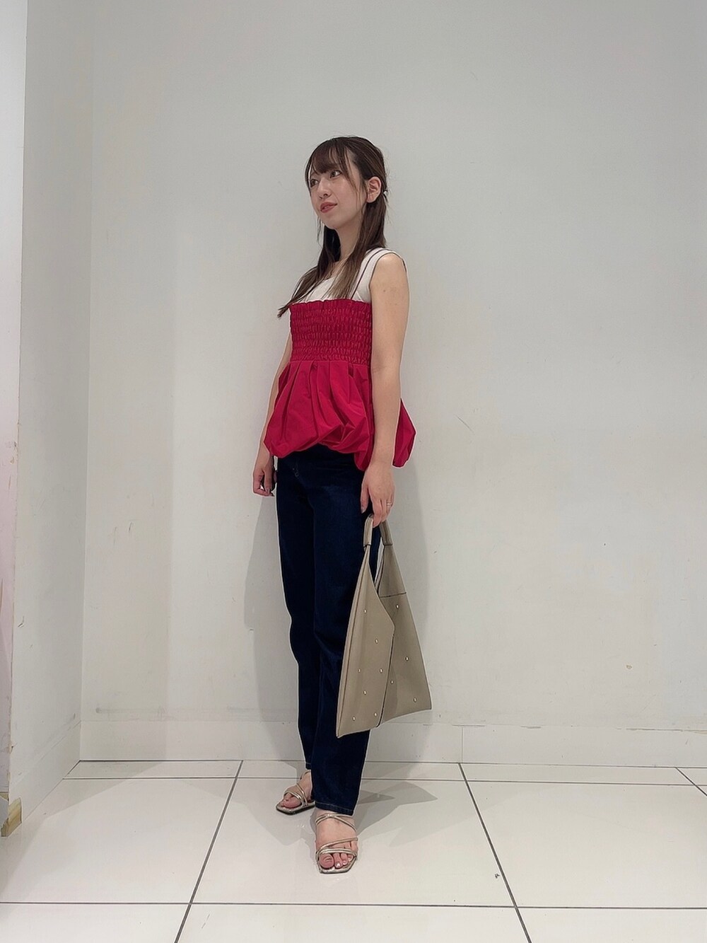 「秋服準備はじめました、お出かけコーデ、デートコーデ、休日スタイル、秋コーデ、大人カジュアル、今日のコーデ、おしゃれさんと繋がりたい、デニムコーデ」|「SENSE OF PLACE by URBAN RESEARCHのシャーリングバルーンビスチェ(ベスト、レッド系)」を使った、Maiさん(レディース・156cm)の秋コーディネートの4枚目の写真