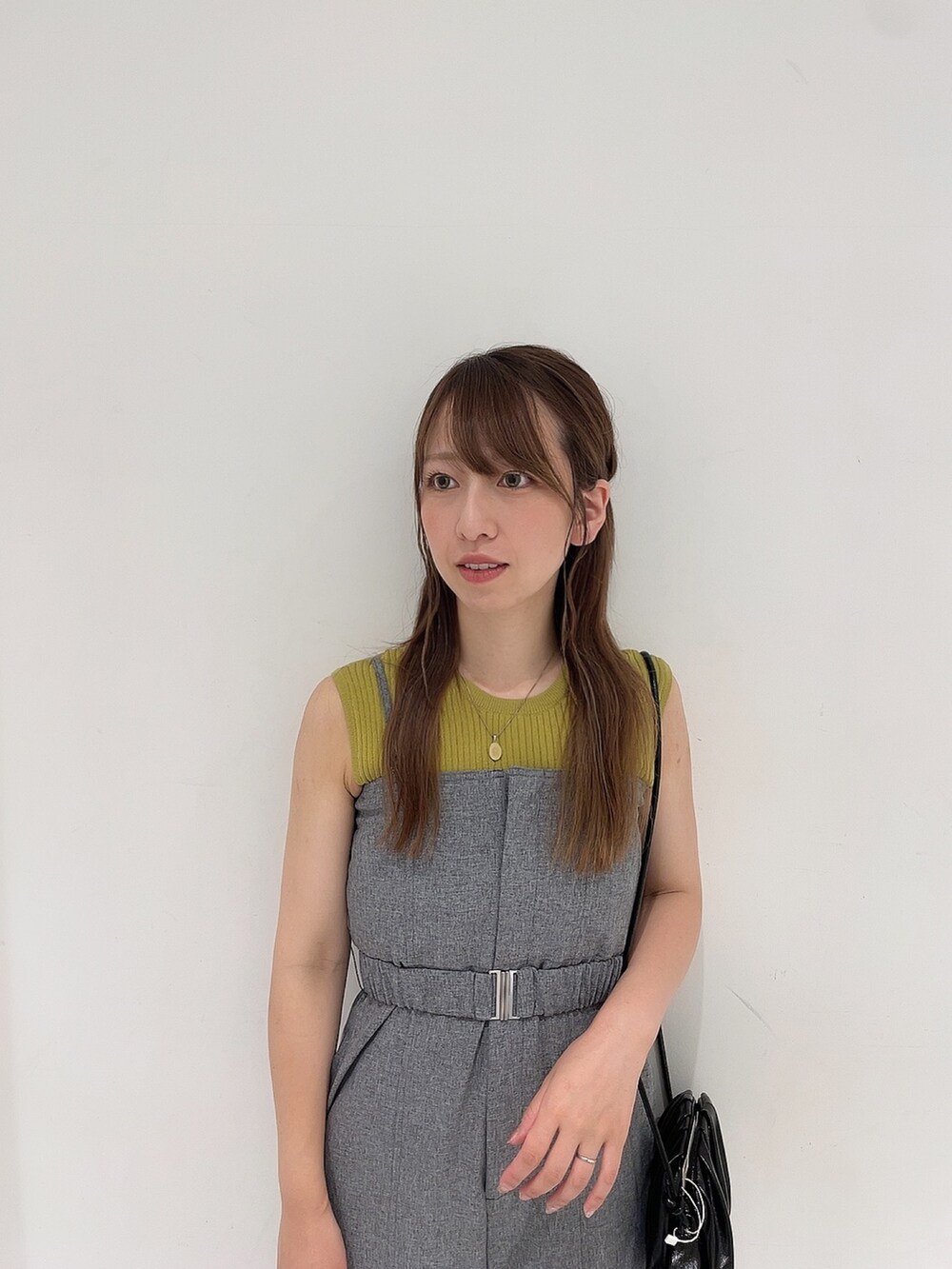 「フェススタイル、夏コーデ、おしゃ見えテクニック、お出かけコーデ、タンクトップ、ラクチンコーデ、ラフコーデ、ママコーデ、パンツスタイル」｜「SENSE OF PLACE by URBAN RESEARCHのストラップツキベルトベアパンツ（サロペット/オーバーオール、グレー系）」を使った、Maiさん（レディース・156cm）の夏コーディネートの5枚目の写真