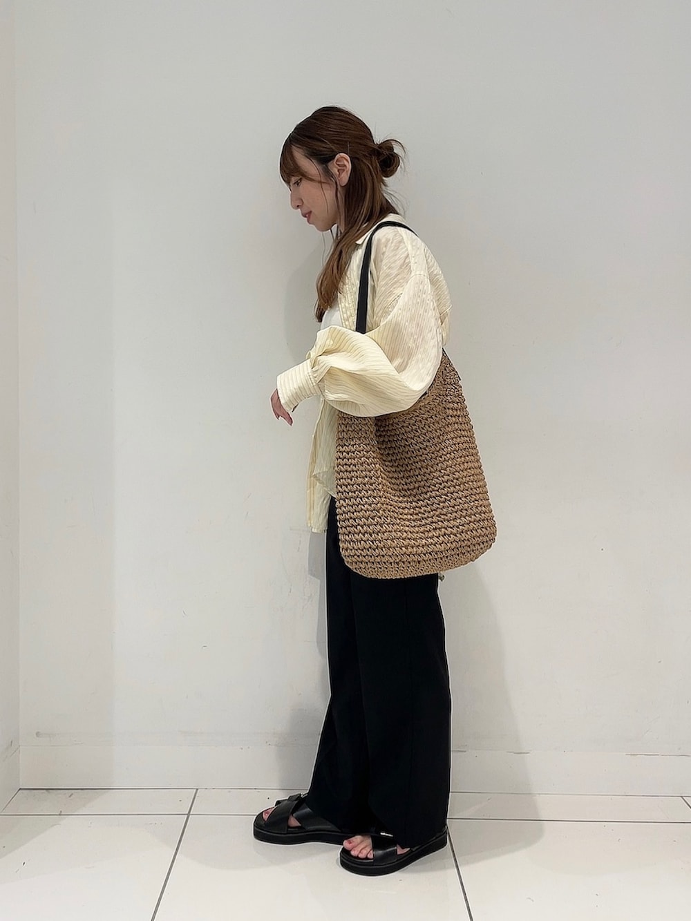 「フェススタイル、おしゃ見えテクニック、お出かけコーデ、今日のコーデ、サンダル、夏コーデ、オトナカジュアル、パンツスタイル」｜「SENSE OF PLACE by URBAN RESEARCHの『5サイズ展開』『UR TECH DRYLUXE』リネンライクワイドパンツ（その他パンツ、ブラック系）」を使った、Maiさん（レディース・156cm）の夏コーディネートの5枚目の写真