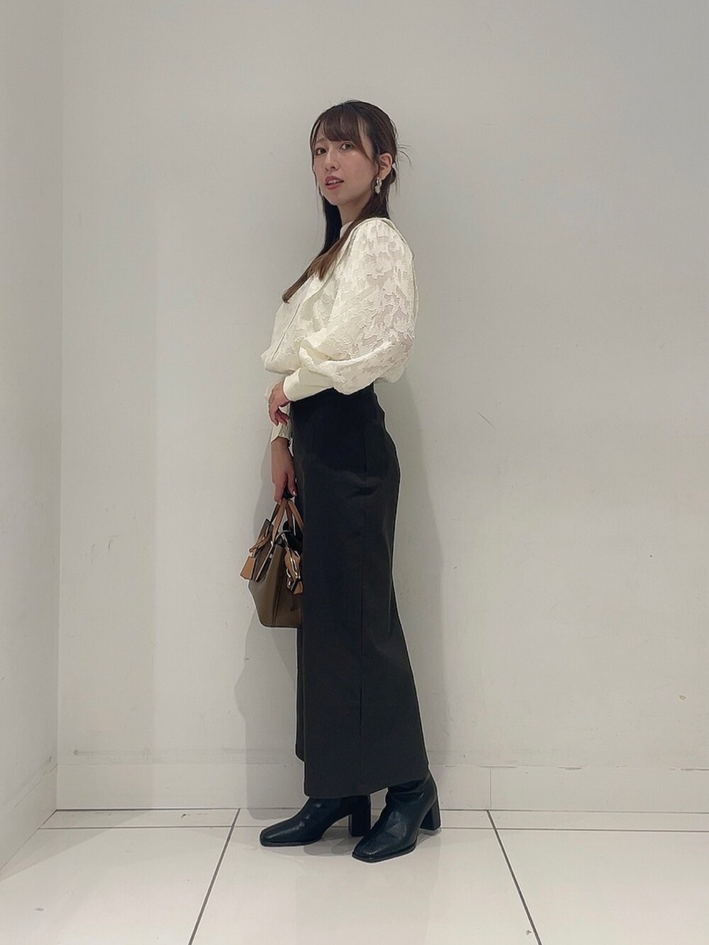 「今日のメイク、秋っぽコーデ更新中、休日スタイル、秋コーデ、おでかけコーデ、ママファッション、オトナ女子、ホワイト」|「SENSE OF PLACE by URBAN RESEARCHの『一部WEB限定カラー』『TALLサイズ/WEB限定』ストレッチサスツキハイウエストスカート(スカート、ブラック系)」を使った、Maiさん(レディース・156cm)の秋コーディネートの4枚目の写真