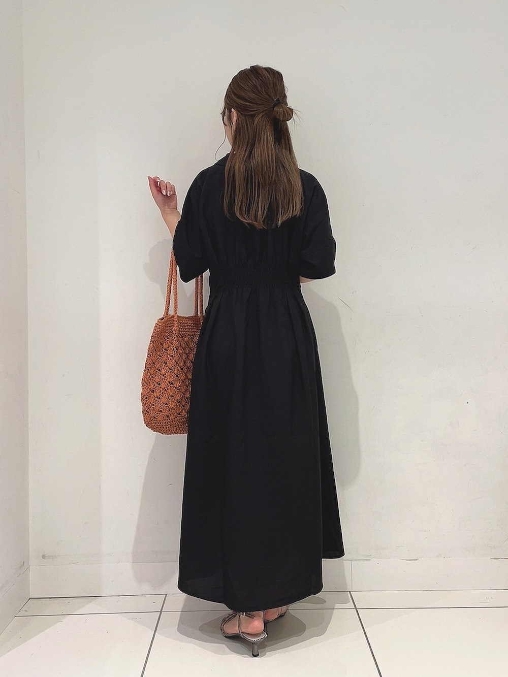 「夏コーデ、サンダル、ワンピース、ラフコーデ、きれいめコーディネート、ママコーデ」｜「SENSE OF PLACE by URBAN RESEARCHのウエストタックシャツワンピース（ワンピース、ブラック系）」を使った、Maiさん（レディース・156cm）の夏コーディネートの7枚目の写真