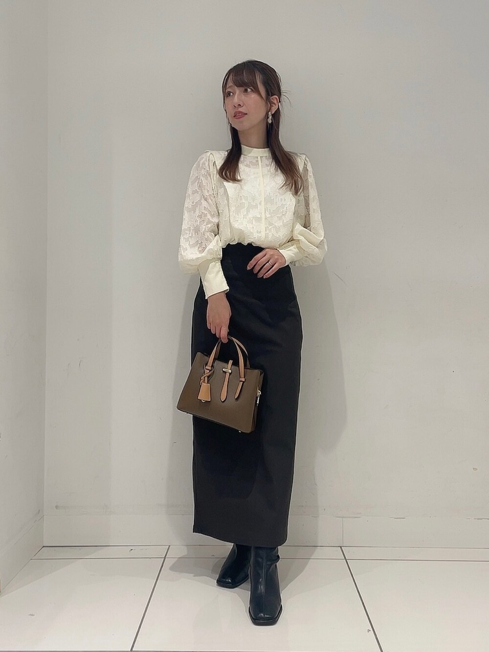 「今日のメイク、秋っぽコーデ更新中、休日スタイル、秋コーデ、おでかけコーデ、ママファッション、オトナ女子、ホワイト」|「SENSE OF PLACE by URBAN RESEARCHの『一部WEB限定カラー』『TALLサイズ/WEB限定』ストレッチサスツキハイウエストスカート(スカート、ブラック系)」を使った、Maiさん(レディース・156cm)の秋コーディネートの3枚目の写真