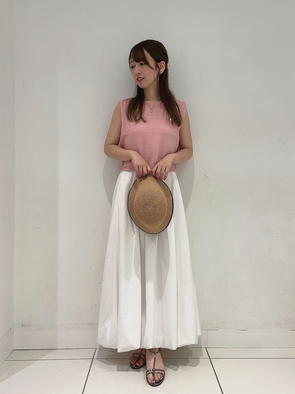「プチプラ、フェスコーデ、夏コーデ、サンダル、オトナ女子、シンプル、着回しコーデ、大人コーデ、レディースファッション、ラフコーデ、ピンク、スカートコーデ、バルーンスカート」|「SENSE OF PLACE by URBAN RESEARCHのリネンタッチクロップドセーター(ニット/セーター、ピンク系)」を使った、Maiさん(レディース・156cm)の夏コーディネートの3枚目の写真