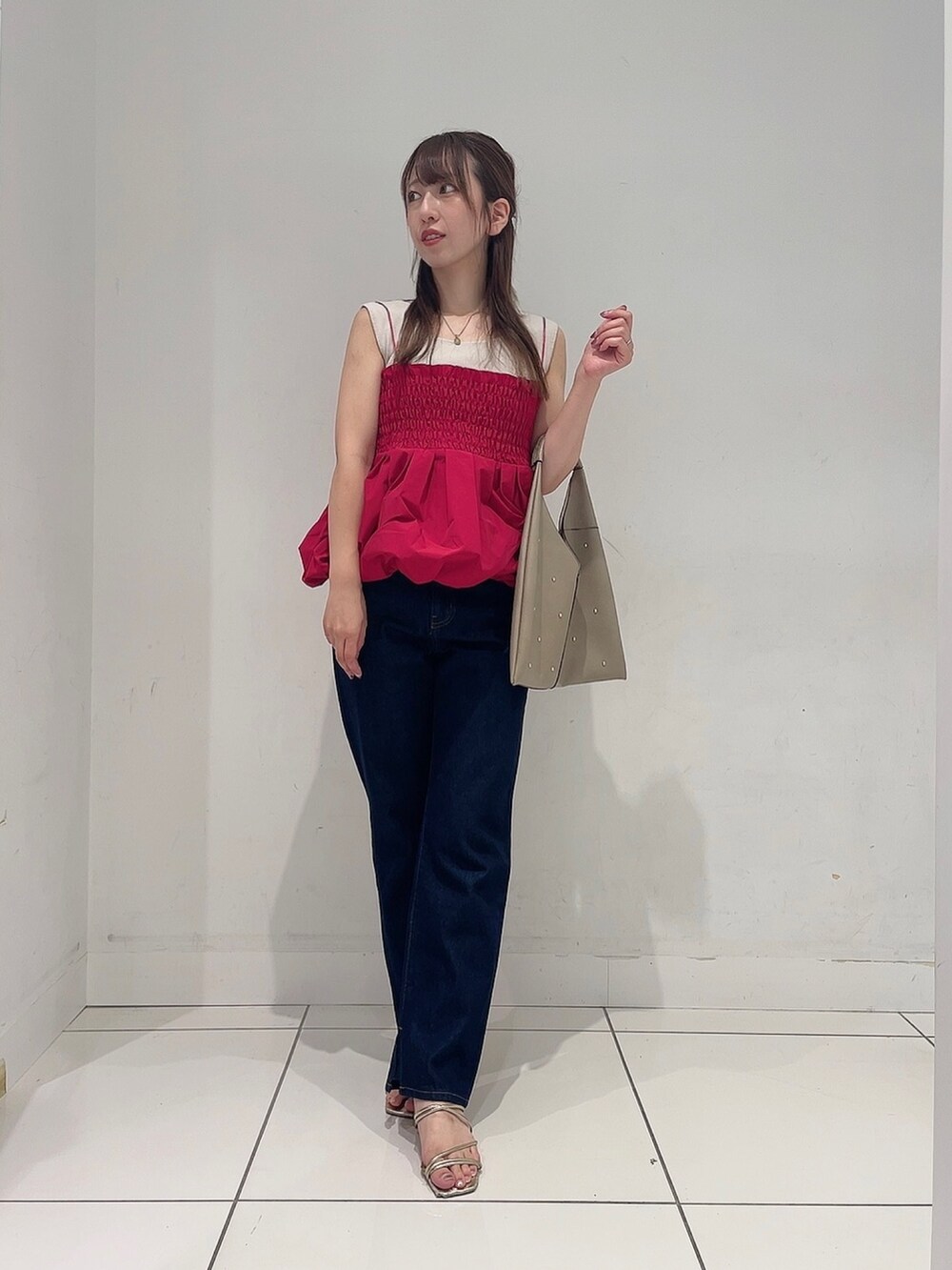 「秋服準備はじめました、お出かけコーデ、デートコーデ、休日スタイル、秋コーデ、大人カジュアル、今日のコーデ、おしゃれさんと繋がりたい、デニムコーデ」|「SENSE OF PLACE by URBAN RESEARCHのシャーリングバルーンビスチェ(ベスト、レッド系)」を使った、Maiさん(レディース・156cm)の秋コーディネートの5枚目の写真