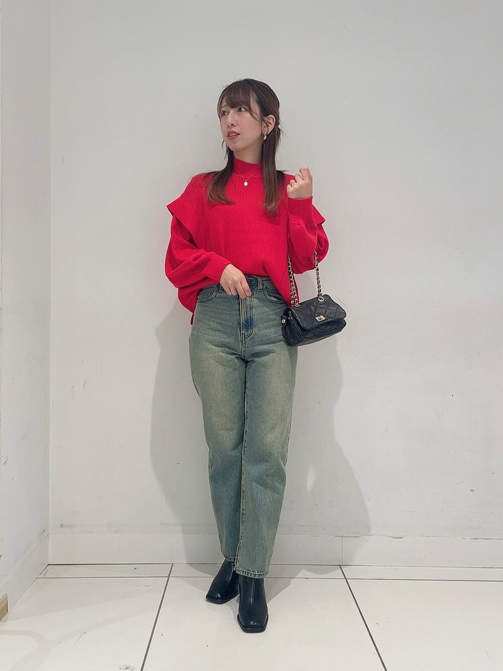 「秋っぽコーデ更新中、デニム、パンツコーデ、秋冬コーデ、オトナカワイイ、おしゃれさんと繋がりたい、150cm台コーデ、かわいい、ママコーデ」｜「SENSE OF PLACE by URBAN RESEARCHのストレッチショルダータックセーター（ニット/セーター、レッド系）」を使った、Maiさん（レディース・156cm）の秋コーディネートの2枚目の写真