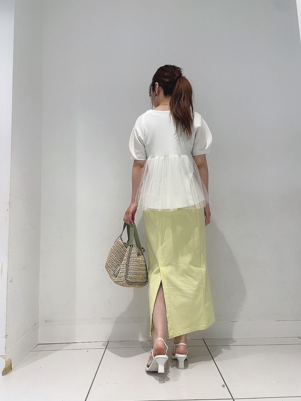 「春服コーデ」｜「SENSE OF PLACE by URBAN RESEARCHのチュールドッキングペプラムセーター（Tシャツ/カットソー、ホワイト系）」を使った、Maiさん（レディース・156cm）の春コーディネートの3枚目の写真