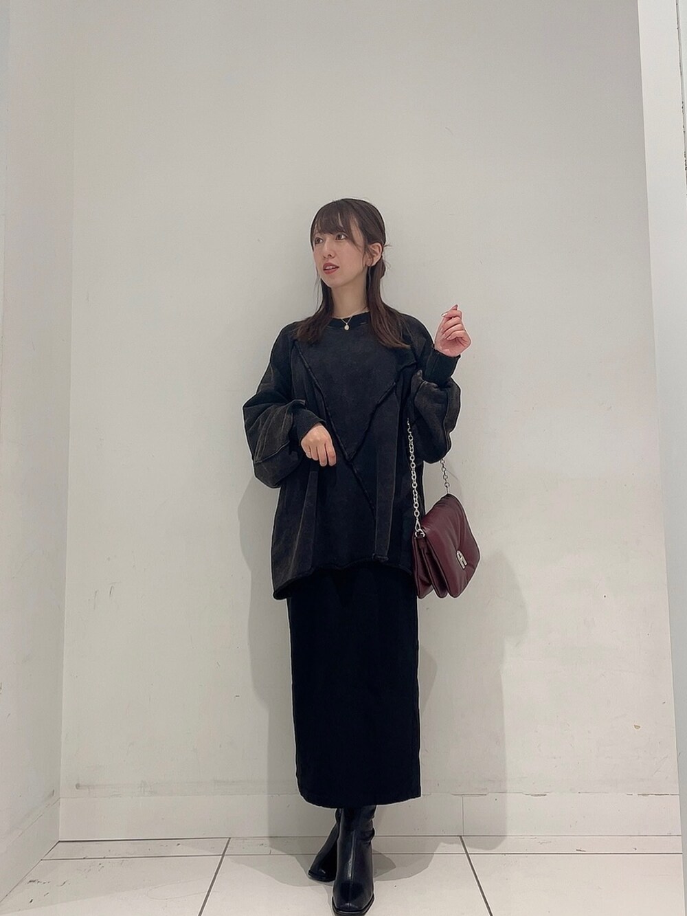 「秋コーデ、お出かけコーデ、楽チンコーデ、大人女子、シンプル、プチプラコーデ、ワントーンコーデ、きれいめカジュアル、ブラックコーデ、低身長女子、ママコーデ」|「SENSE OF PLACE by URBAN RESEARCHのヴィンテージルーズスウェット(スウェット、ブラック系)」を使った、Maiさん(レディース・156cm)の秋コーディネートの2枚目の写真