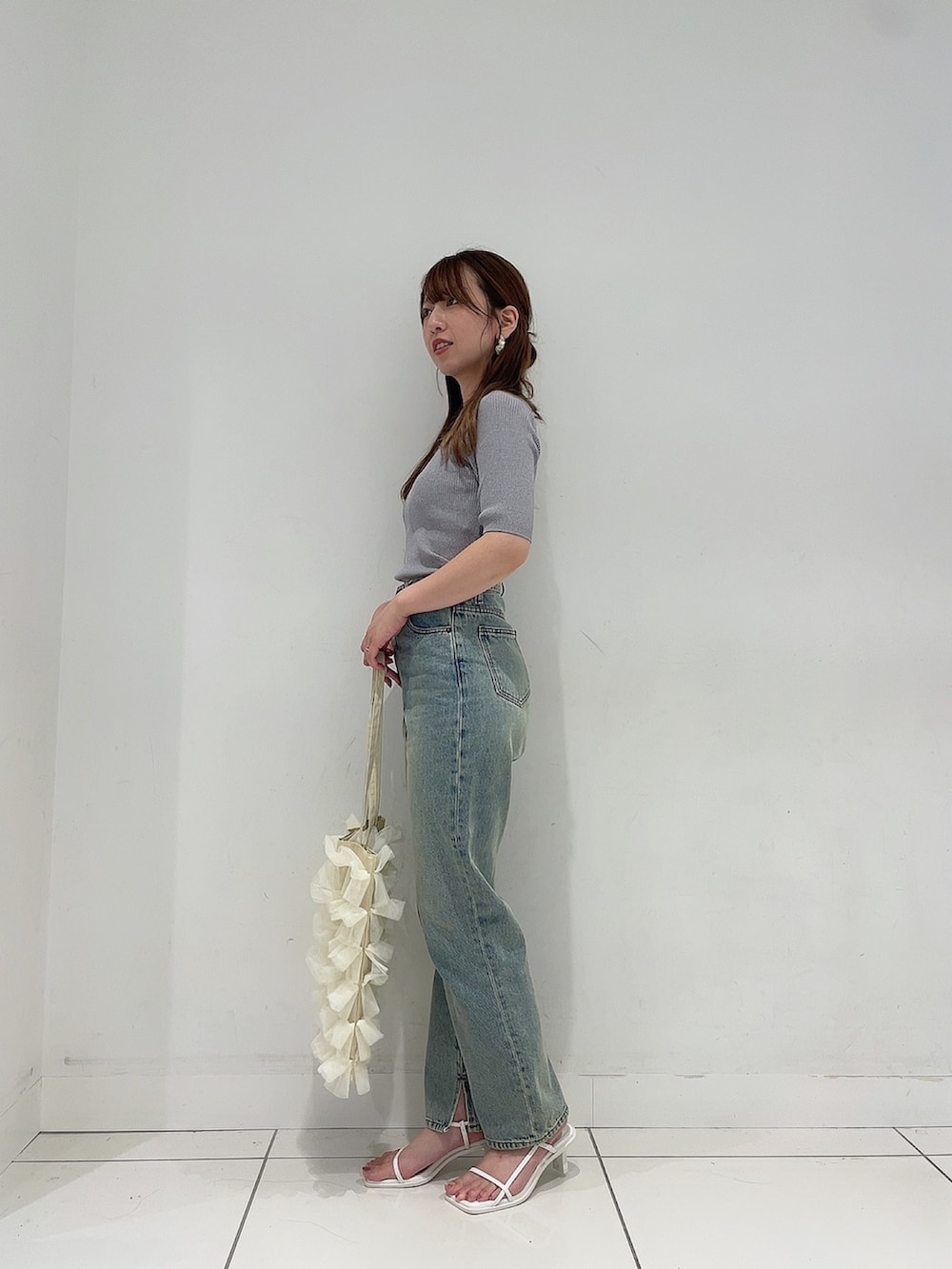 「休日スタイル、きれいめカジュアル、おしゃ見えテクニック、韓国ファッション、テーマパークコーデ、シンプル、デニムコーデ、夏コーデ、スタッフ、パンツコーデ、モノトーン、オフショル」|「SENSE OF PLACE by URBAN RESEARCHのハイウエストストレートデニム(デニムパンツ、ブルー系)」を使った、Maiさん(レディース・156cm)の夏コーディネートの3枚目の写真
