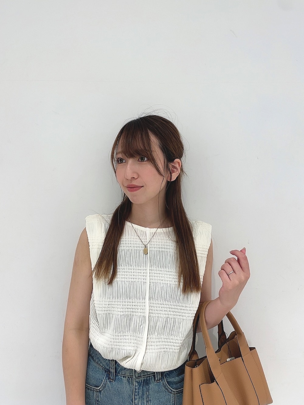 「プチプラ、きれいめカジュアル、フェスコーデ、トートバッグ、夏コーデ、オトナカワイイ、夏ファッション、デニム、夏服、ノースリーブ」｜「SENSE OF PLACE by URBAN RESEARCHのロングスリットデニムスカート（デニムスカート、ブルー系）」を使った、Maiさん（レディース・156cm）の夏コーディネートの6枚目の写真