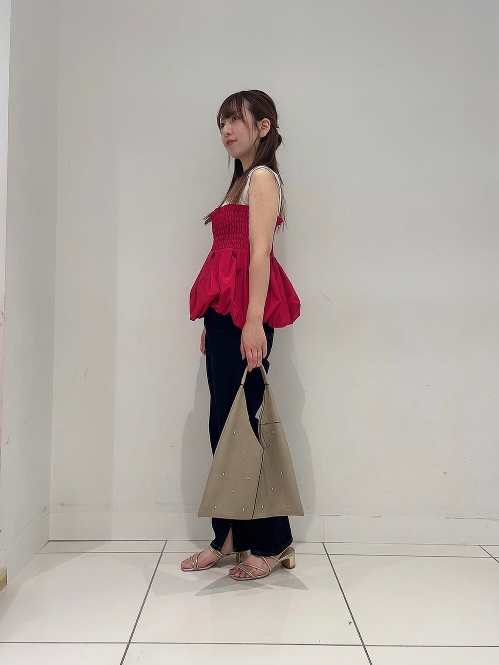 「秋服準備はじめました、お出かけコーデ、デートコーデ、休日スタイル、秋コーデ、大人カジュアル、今日のコーデ、おしゃれさんと繋がりたい、デニムコーデ」|「SENSE OF PLACE by URBAN RESEARCHのシャーリングバルーンビスチェ(ベスト、レッド系)」を使った、Maiさん(レディース・156cm)の秋コーディネートの3枚目の写真