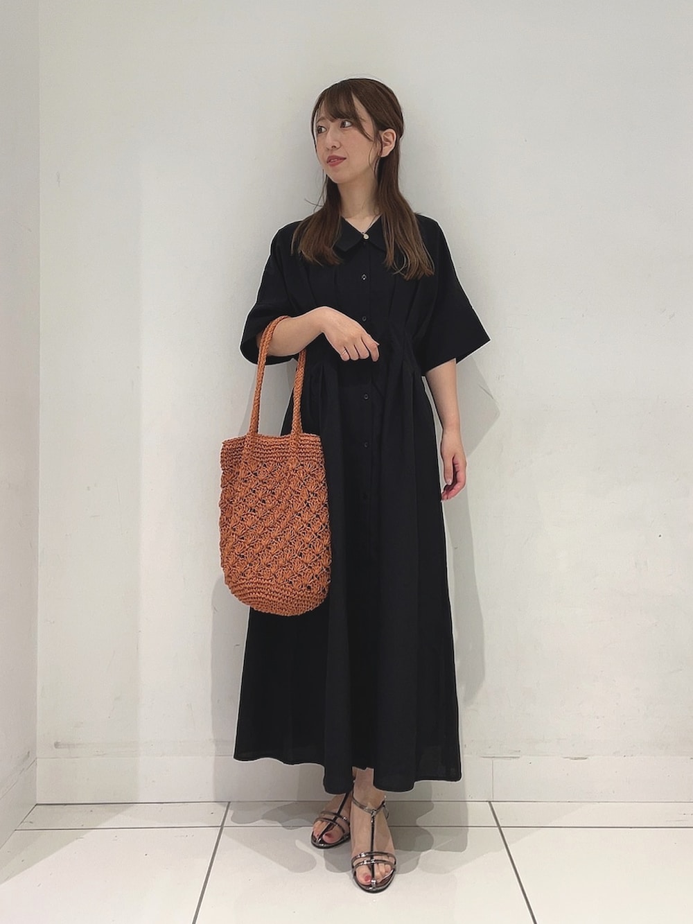 「夏コーデ、サンダル、ワンピース、ラフコーデ、きれいめコーディネート、ママコーデ」｜「SENSE OF PLACE by URBAN RESEARCHのウエストタックシャツワンピース（ワンピース、ブラック系）」を使った、Maiさん（レディース・156cm）の夏コーディネートの2枚目の写真