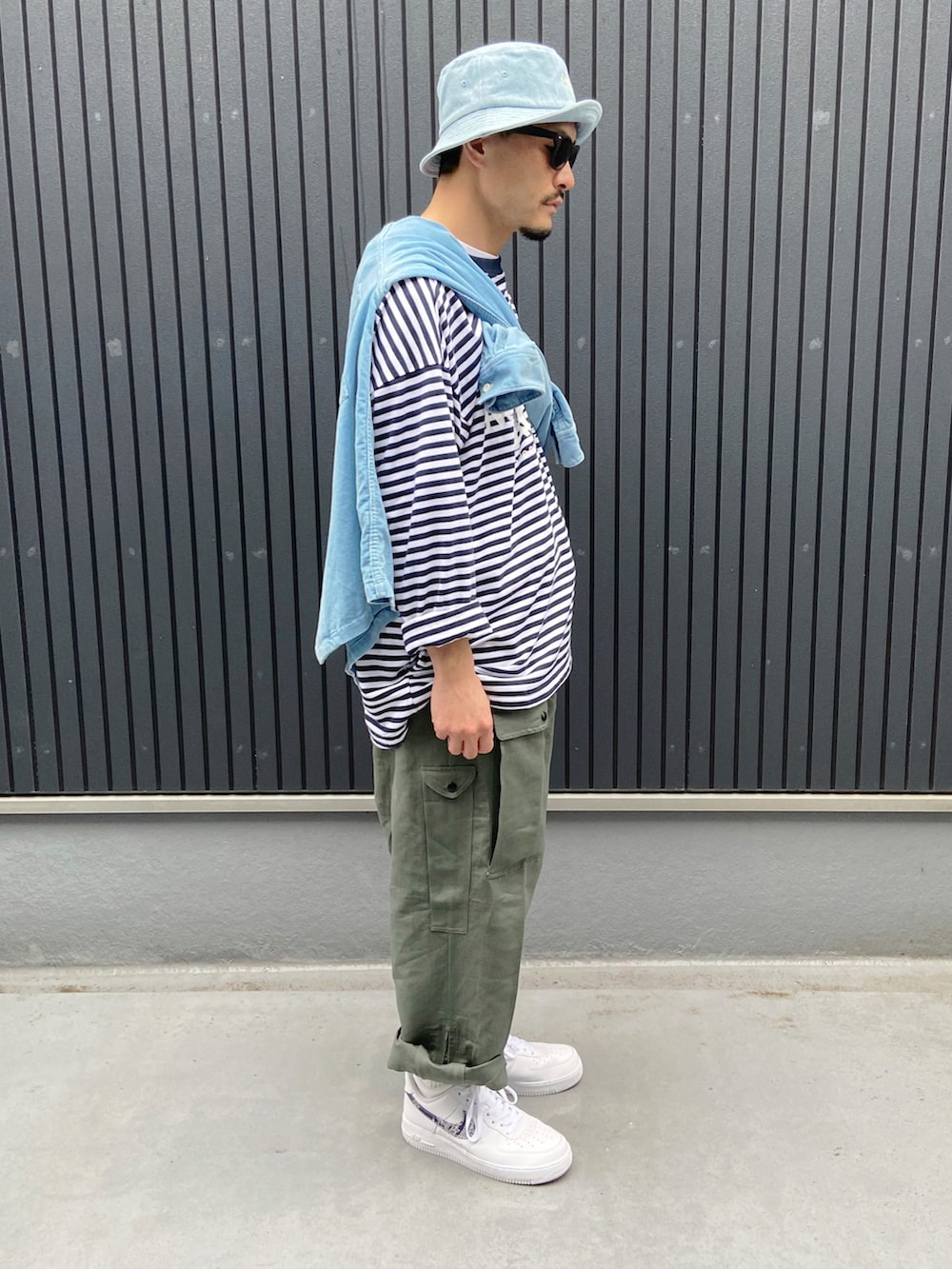 ブルー系のシャツ/ブラウス、その他のTシャツ/カットソー、グレー系のパンツを着用したメンズの春コーディネートの2枚目の写真