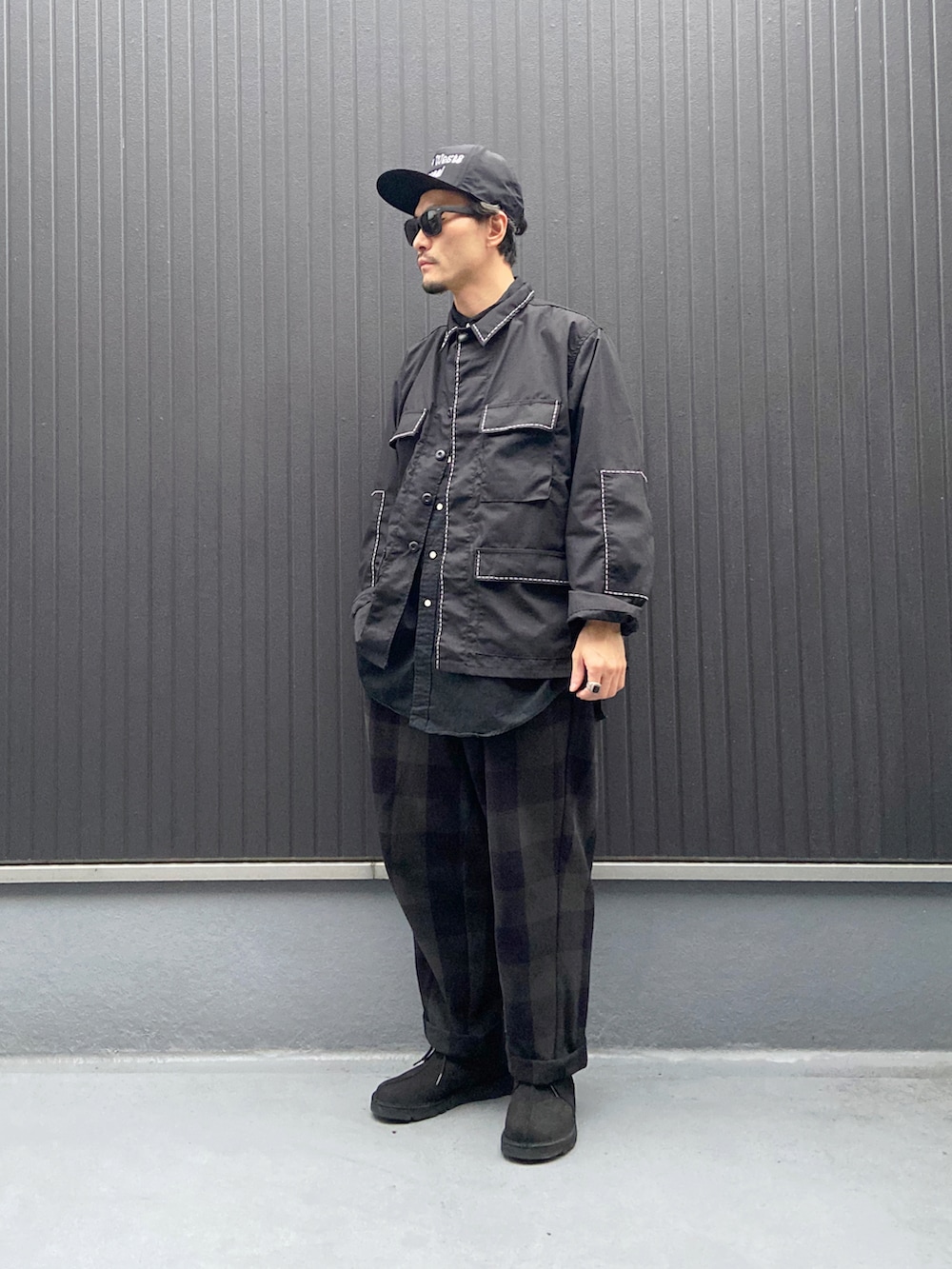 ブラック系のジャケット/アウター、ブラック系のシャツ/ブラウス、ブラック系のパンツを着用したメンズの秋コーディネートの3枚目の写真