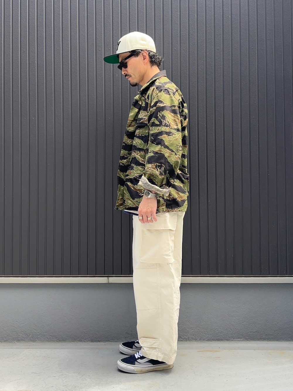 その他のTシャツ/カットソー、グリーン系のジャケット/アウター、ホワイト系のカーゴパンツを着用したメンズの夏コーディネートの2枚目の写真