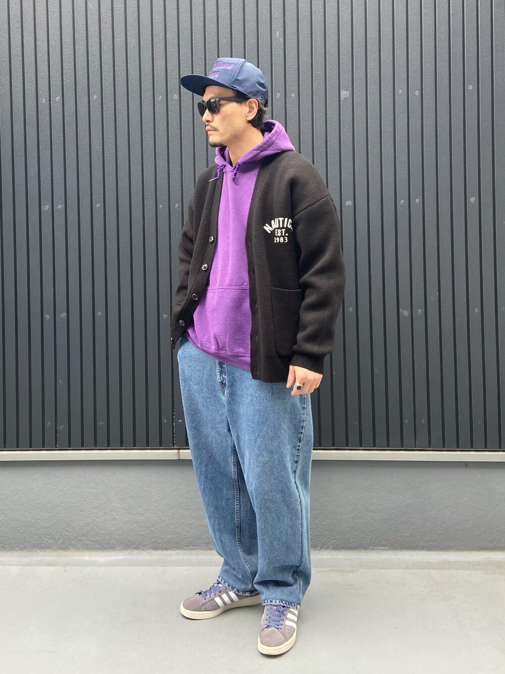 ブラック系のカーディガン/ボレロ、パープル系のパーカー、ブルー系のデニムパンツを着用したメンズの春コーディネートの3枚目の写真