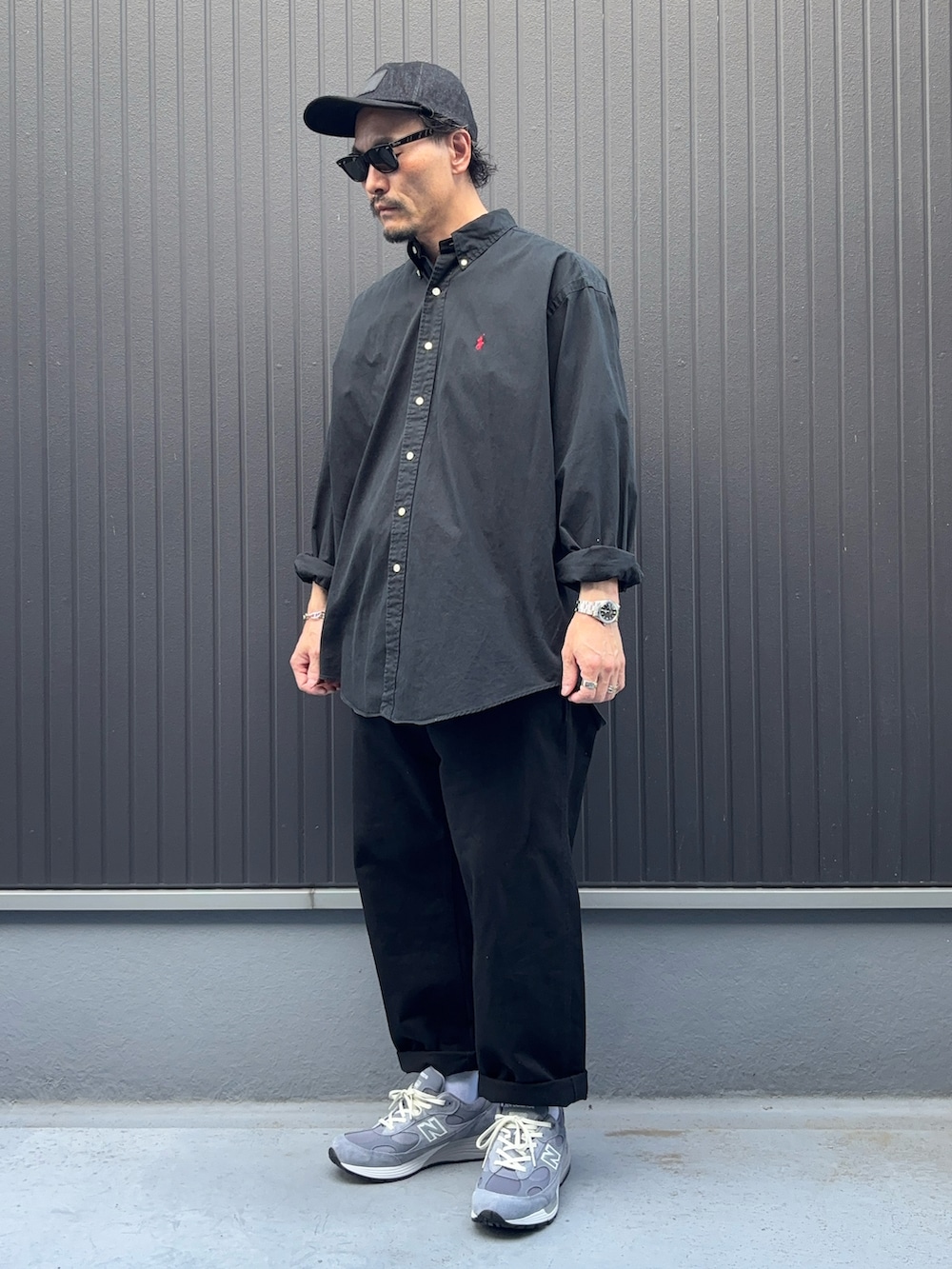 グリーン系のシャツ/ブラウス、ブラック系のパンツ、グレー系のスニーカーを着用したメンズの夏コーディネートの3枚目の写真