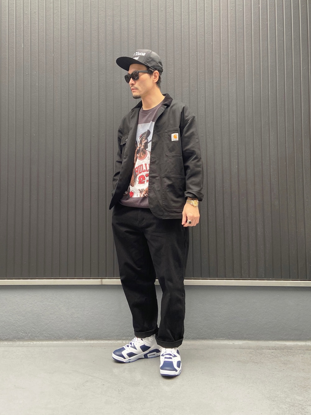 ブラック系のジャケット/アウター、ブラック系のTシャツ/カットソー、ブラック系のパンツを着用したメンズの秋コーディネートの3枚目の写真