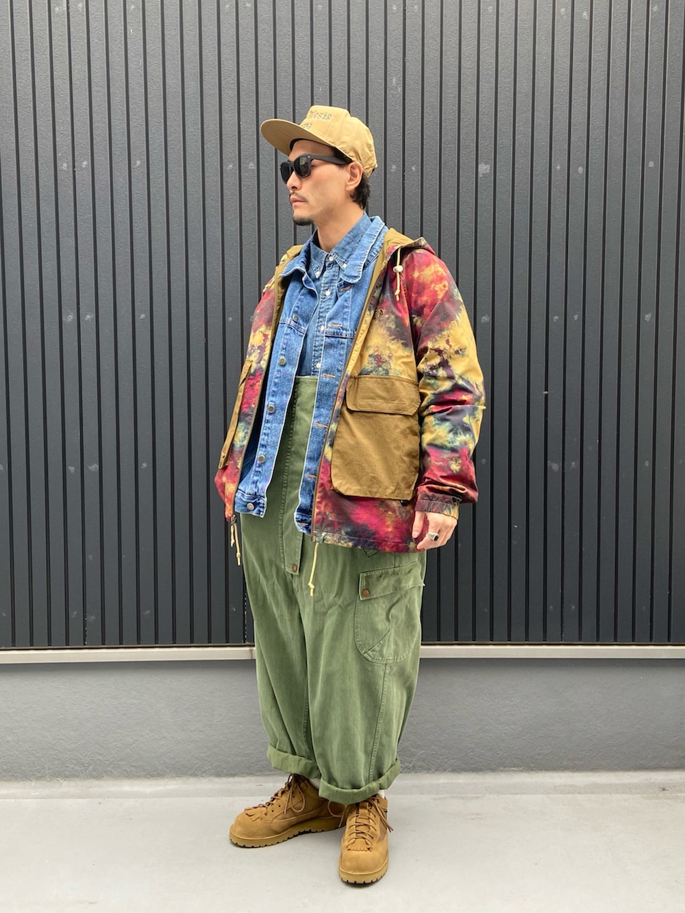 その他のジャケット/アウター、ブルー系のデニムジャケット、ブルー系のシャツ/ブラウスを着用したメンズの冬コーディネートの3枚目の写真