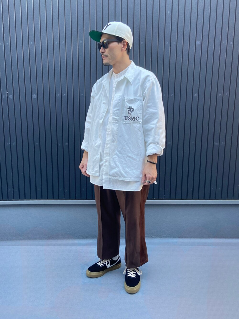 ホワイト系のシャツ/ブラウス、ホワイト系のシャツ/ブラウス、ブラウン系のパンツを着用したメンズの秋コーディネートの3枚目の写真