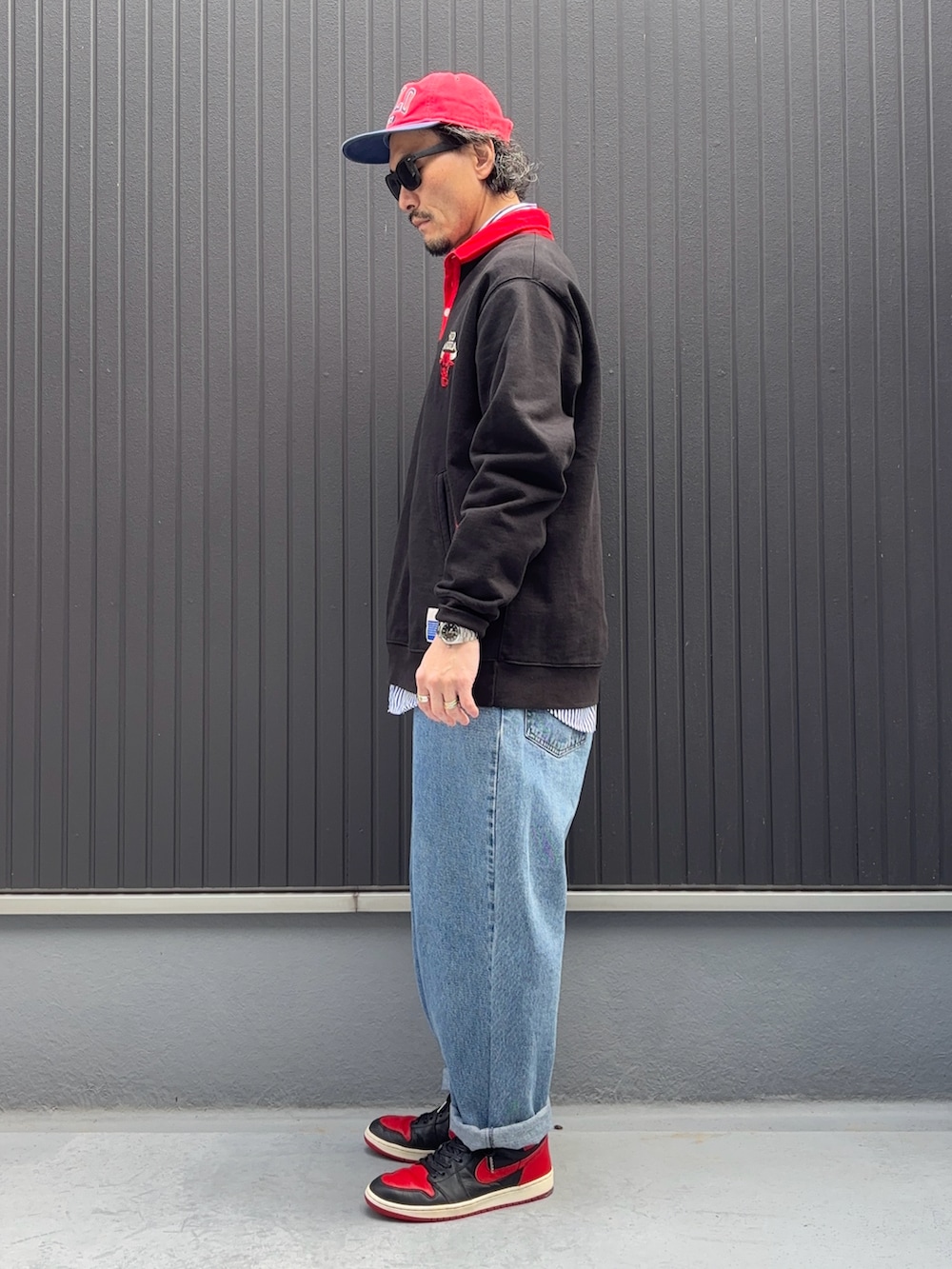 ブラック系のトップス、ブルー系のシャツ/ブラウス、ブルー系のデニムパンツを着用したメンズの春コーディネートの2枚目の写真