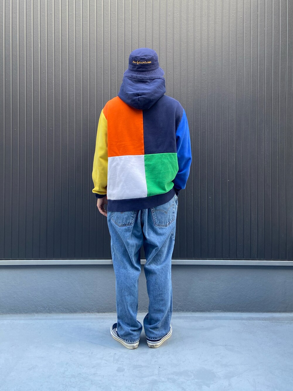 その他のパーカー、ブルー系のデニムパンツ、ブルー系のスニーカーを着用したメンズの秋コーディネートの4枚目の写真