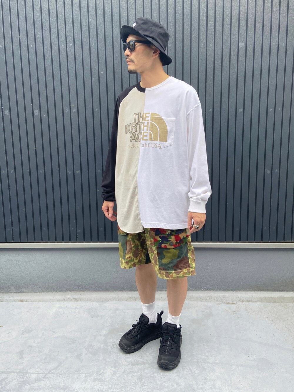 その他のTシャツ/カットソー、その他のパンツ、ブラック系のスニーカーを着用したメンズの秋コーディネートの4枚目の写真