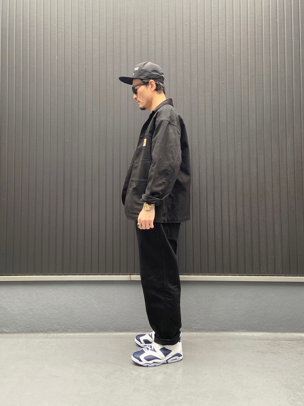 ブラック系のジャケット/アウター、ブラック系のTシャツ/カットソー、ブラック系のパンツを着用したメンズの秋コーディネートの2枚目の写真