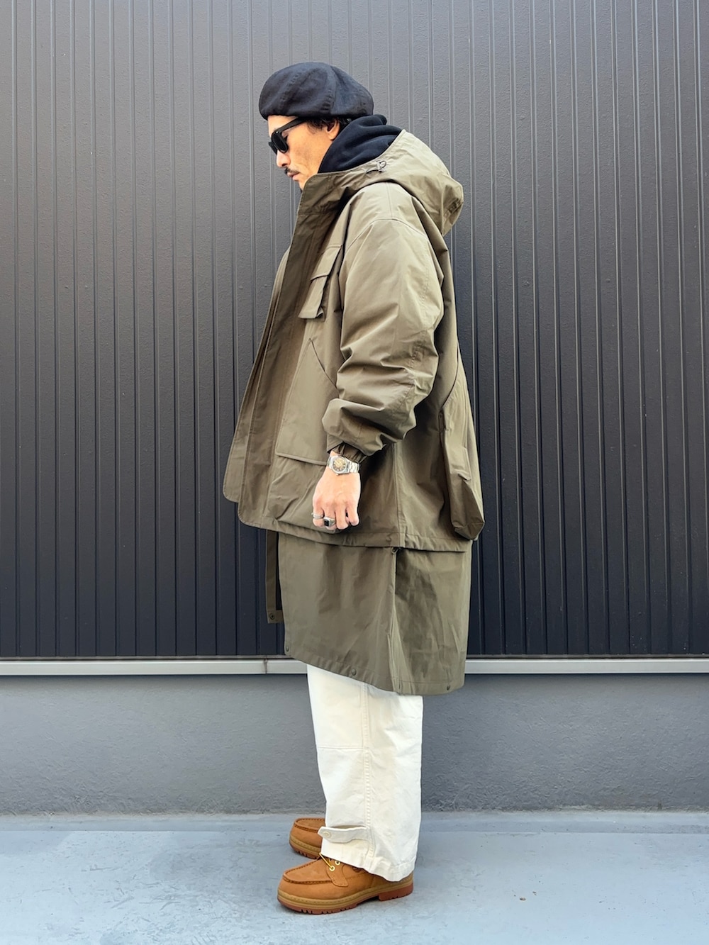 ブラック系のパーカー、ピンク系のシャツ/ブラウス、グリーン系のジャケット/アウターを着用したメンズの冬コーディネートの2枚目の写真