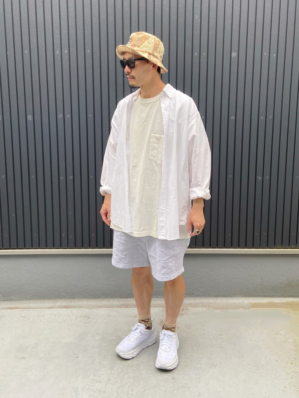 ホワイト系のシャツ/ブラウス、ホワイト系のTシャツ/カットソー、グレー系のパンツを着用したメンズの夏コーディネートの3枚目の写真