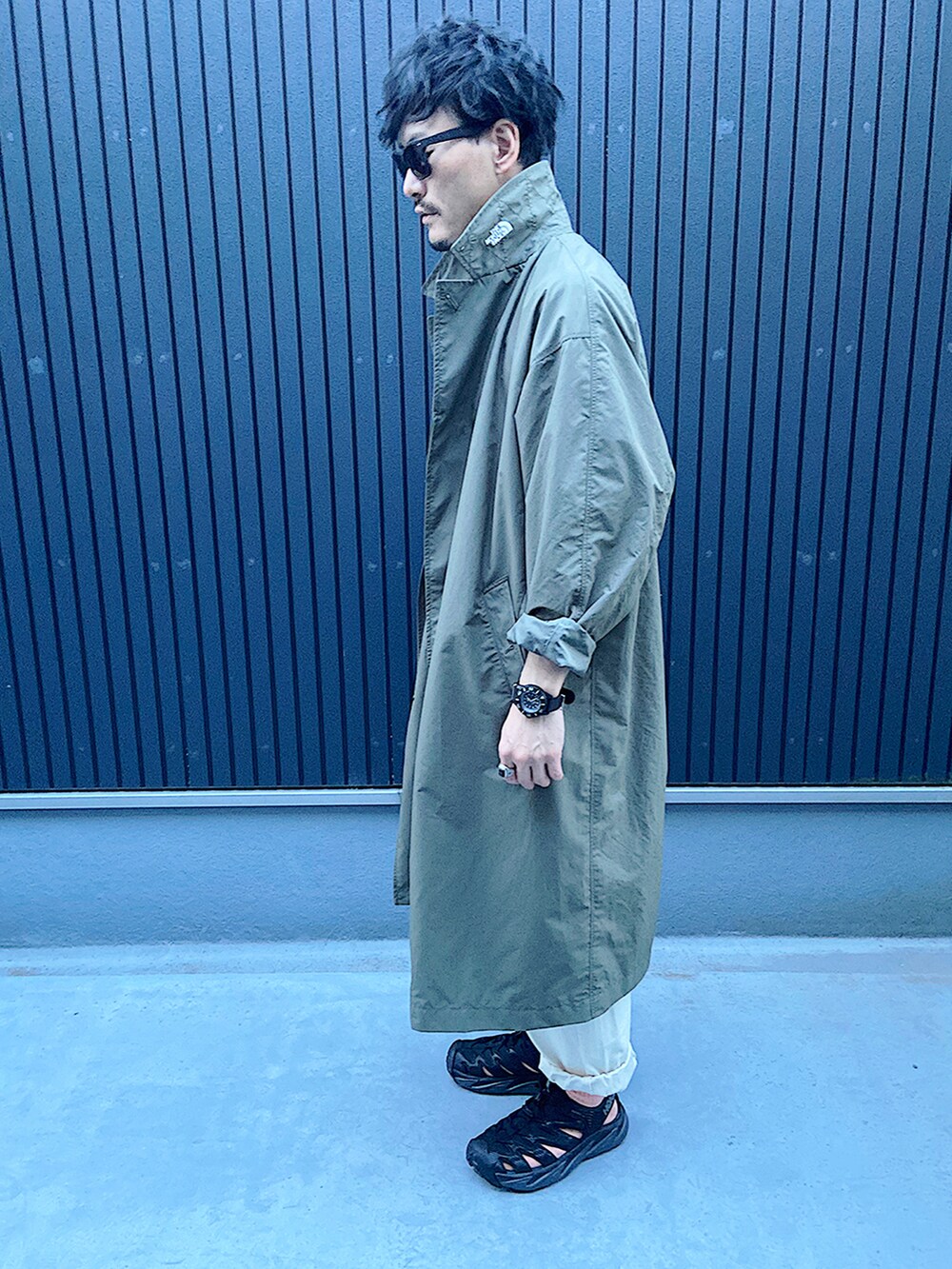 グリーン系のその他アウター、ホワイト系のTシャツ/カットソー、ホワイト系のその他パンツを着用したメンズの春コーディネートの2枚目の写真