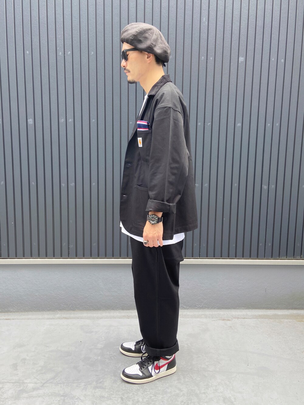 ブラック系のジャケット/アウター、ブラック系のパンツ、ホワイト系のスニーカーを着用したメンズの秋コーディネートの2枚目の写真