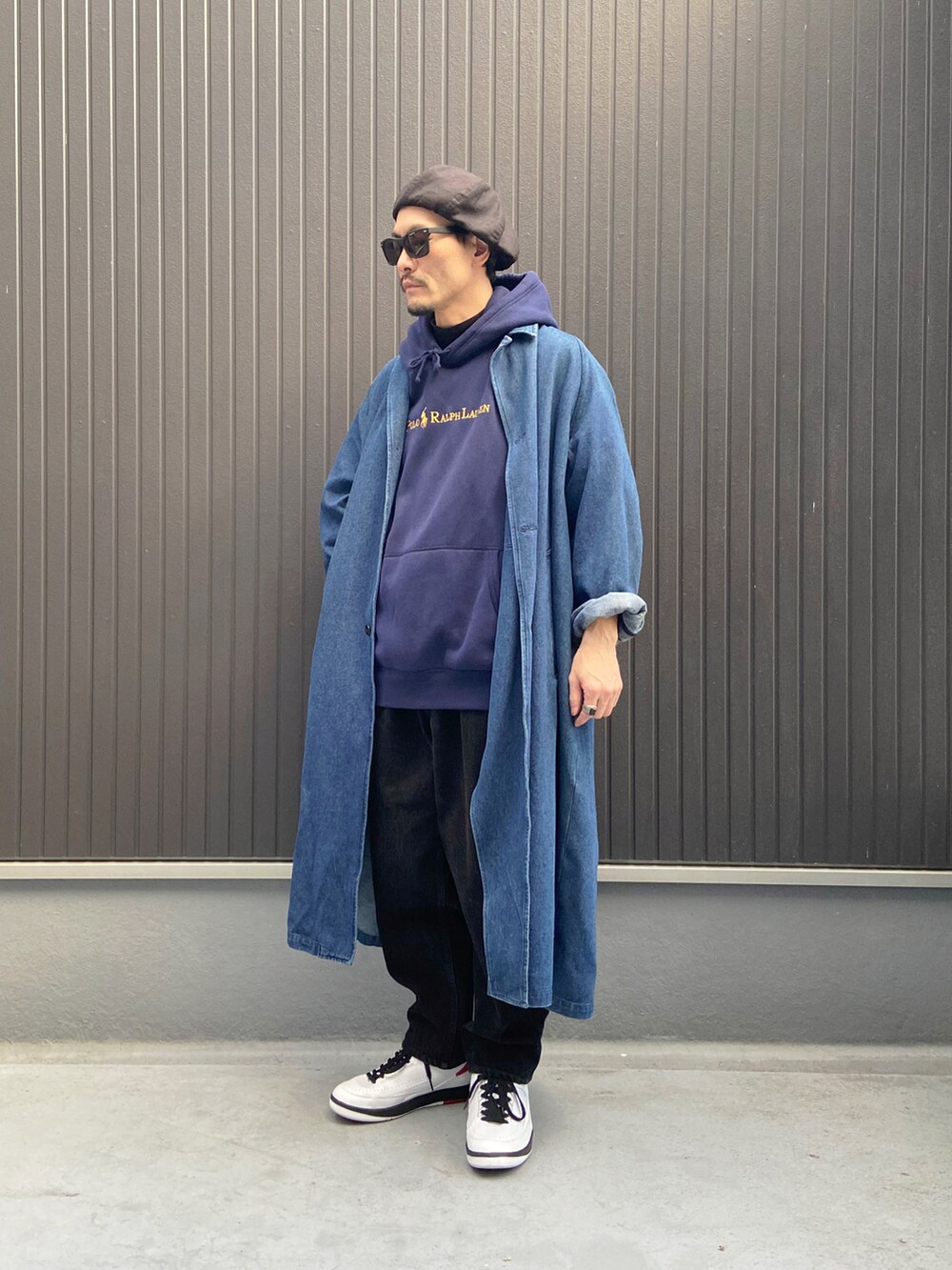 ブルー系のジャケット/アウター、ブルー系のパーカー、ブラック系のTシャツ/カットソーを着用したメンズの冬コーディネートの3枚目の写真