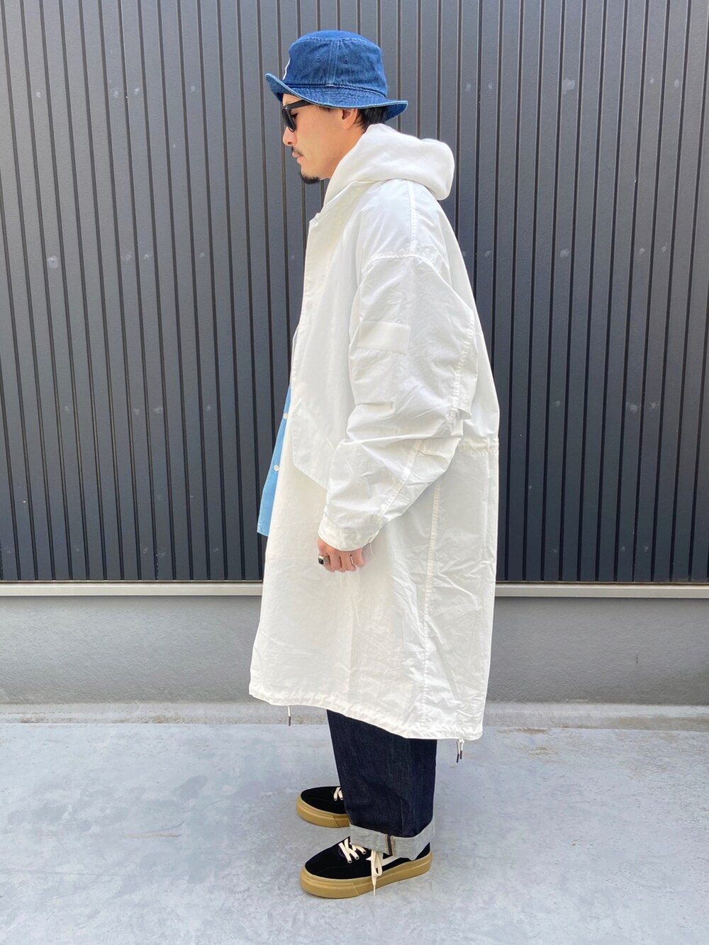 ホワイト系のジャケット/アウター、ブルー系のシャツ/ブラウス、ホワイト系のパーカーを着用したメンズの冬コーディネートの2枚目の写真