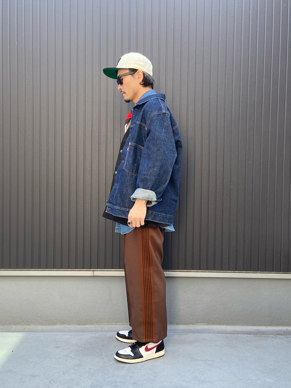 ブルー系のデニムジャケット、ブラック系のベスト、ブルー系のシャツ/ブラウスを着用したメンズの春コーディネートの2枚目の写真