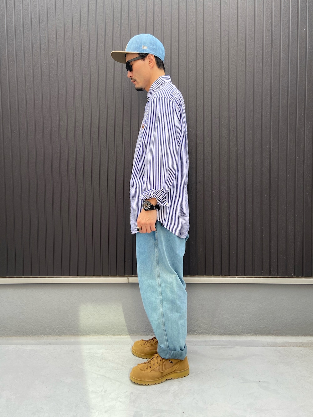 その他のシャツ/ブラウス、ブルー系のデニムパンツ、ベージュ系のシューズを着用したメンズの秋コーディネートの2枚目の写真