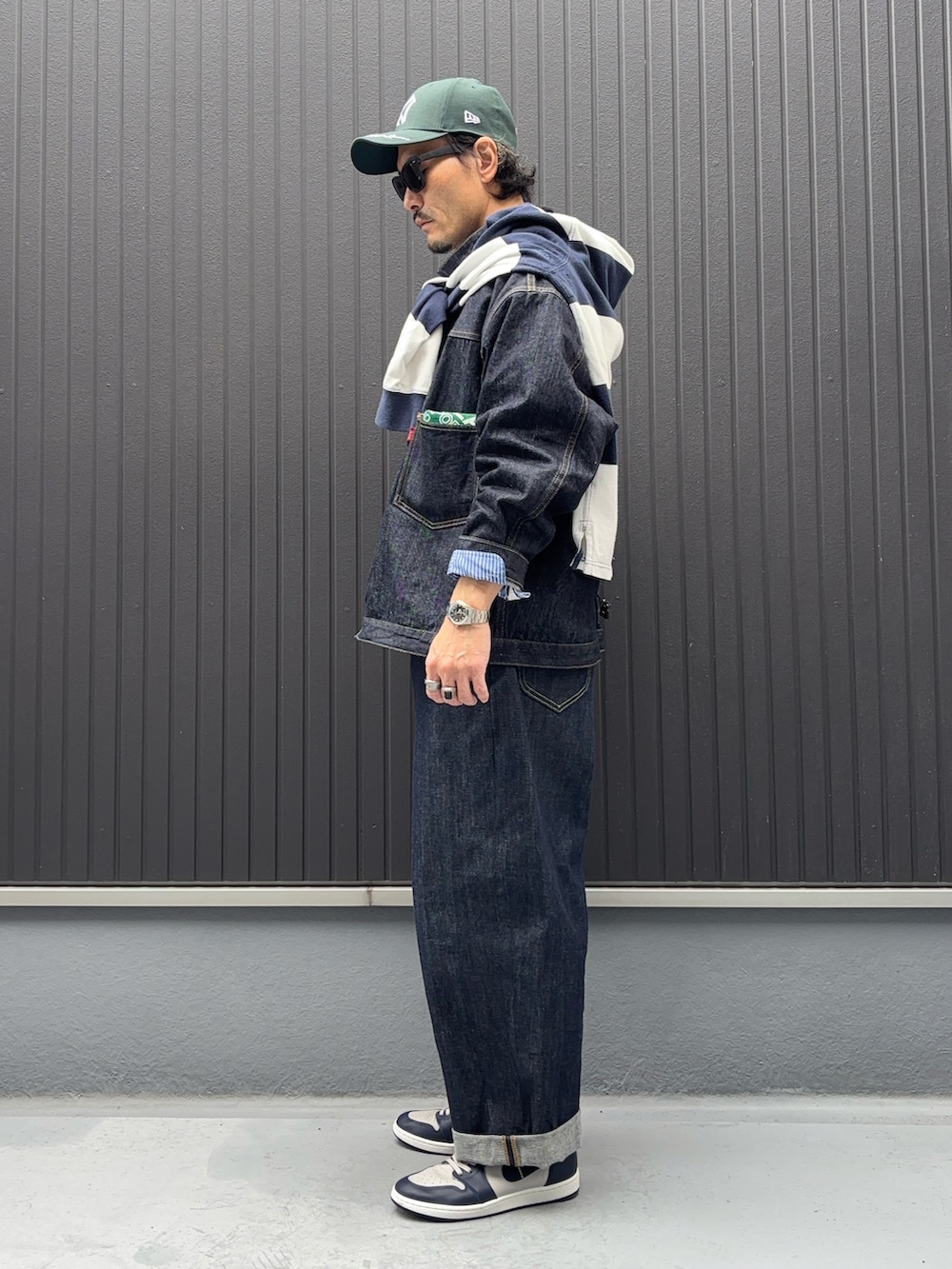 ブルー系のデニムジャケット、その他のシャツ/ブラウス、その他のトップスを着用したメンズの春コーディネートの2枚目の写真