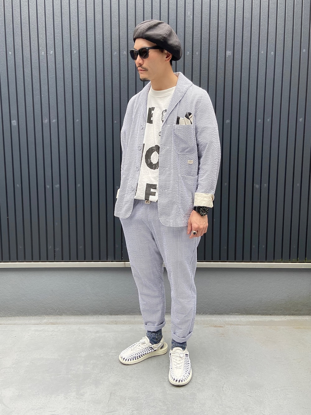 その他のジャケット/アウター、ホワイト系のTシャツ/カットソー、その他のパンツを着用したメンズの春コーディネートの3枚目の写真