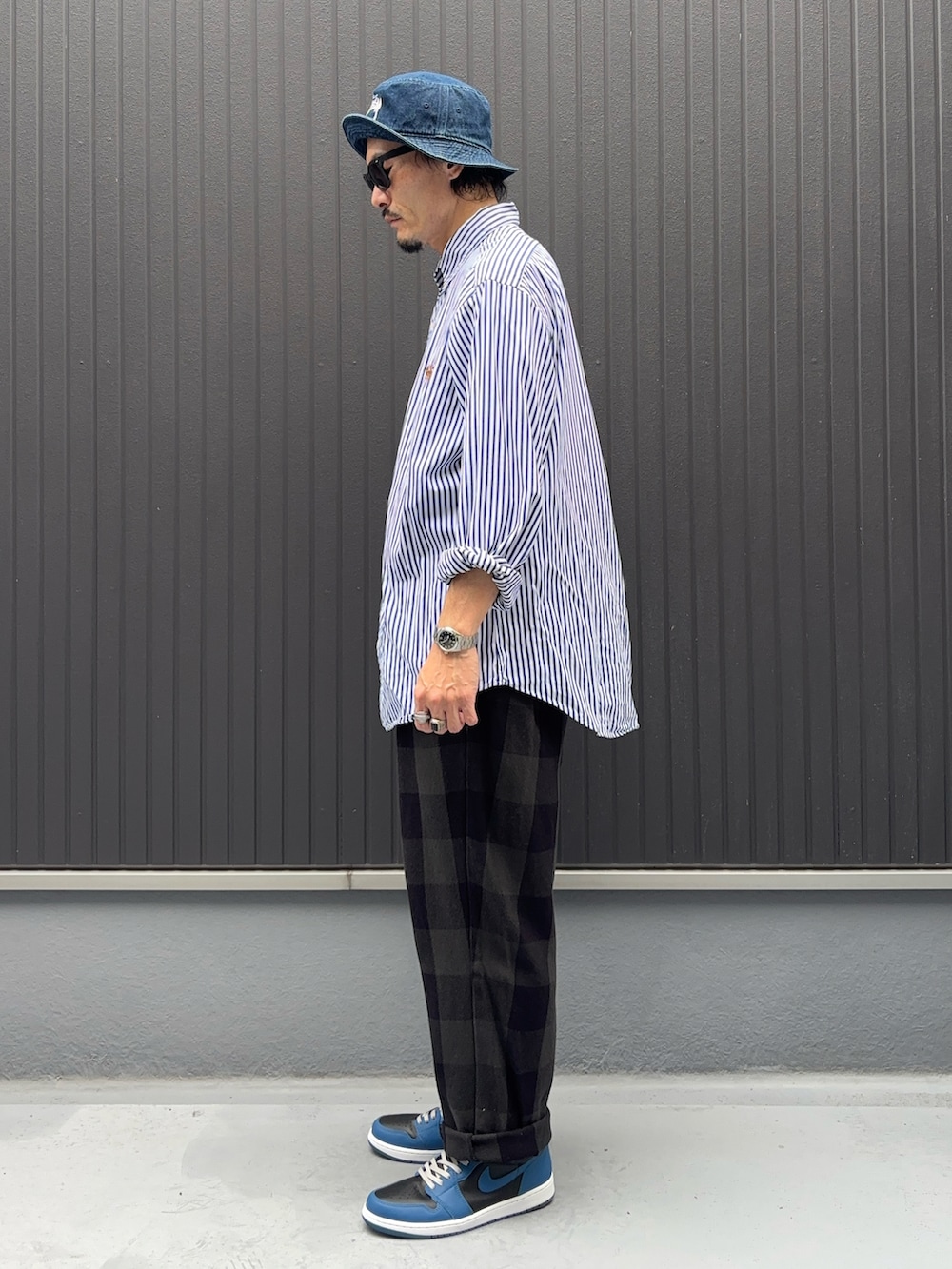 その他のシャツ/ブラウス、ブラック系のパンツ、ブルー系のスニーカーを着用したメンズの秋コーディネートの2枚目の写真