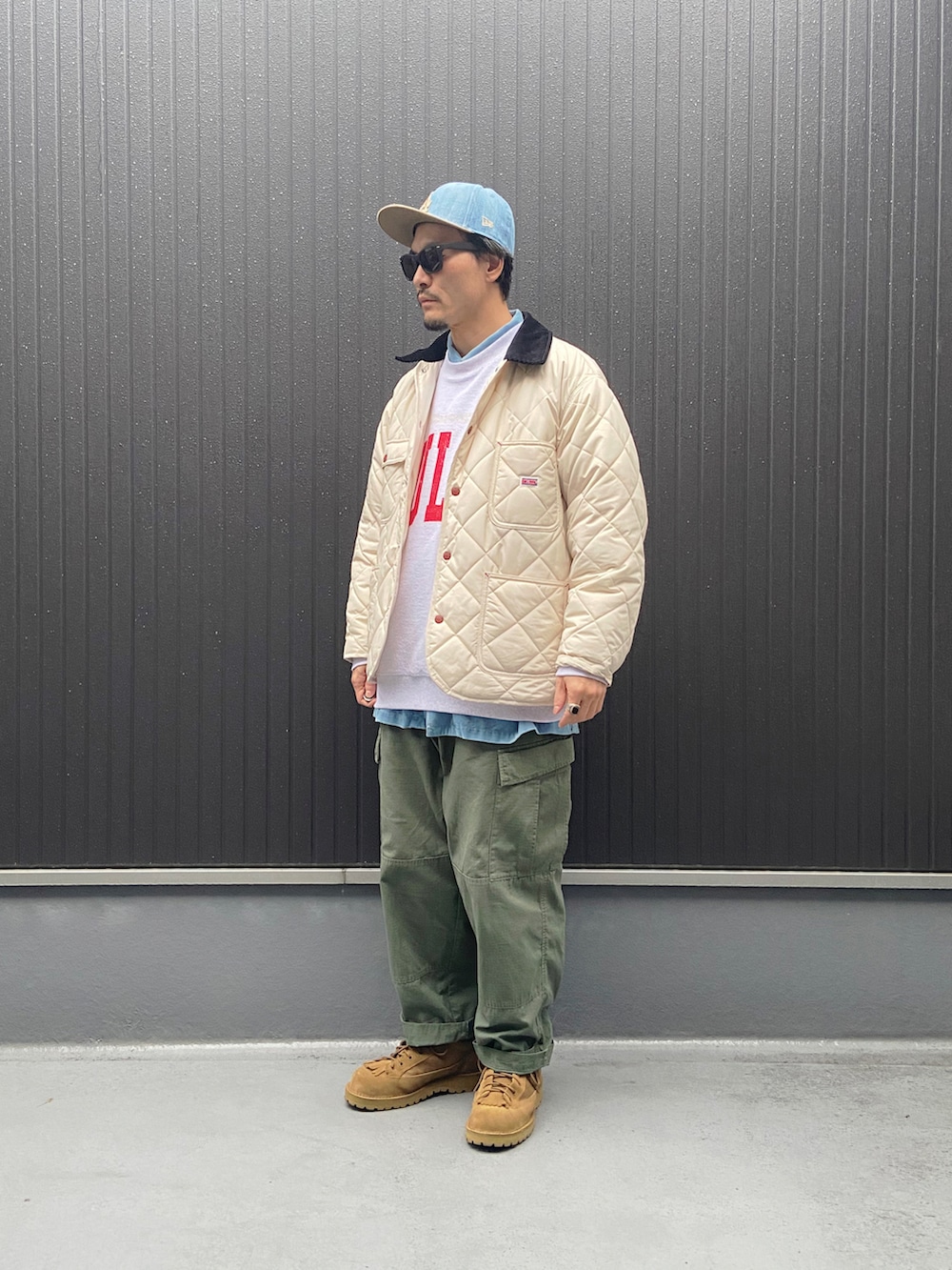 ホワイト系のカバーオール、グレー系のスウェット、ブルー系のシャツ/ブラウスを着用したメンズの秋コーディネートの3枚目の写真