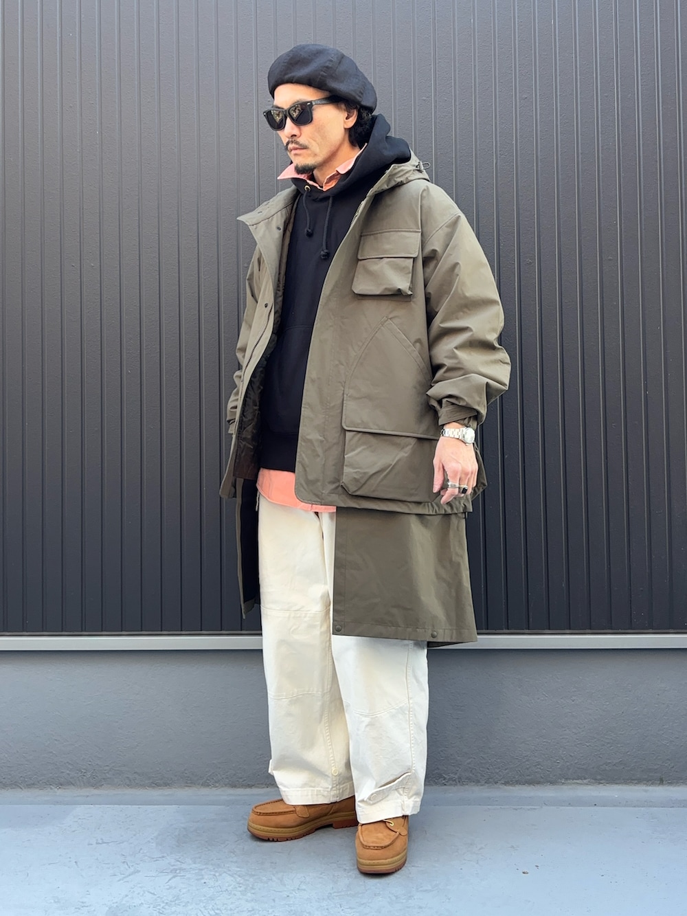 ブラック系のパーカー、ピンク系のシャツ/ブラウス、グリーン系のジャケット/アウターを着用したメンズの冬コーディネートの3枚目の写真