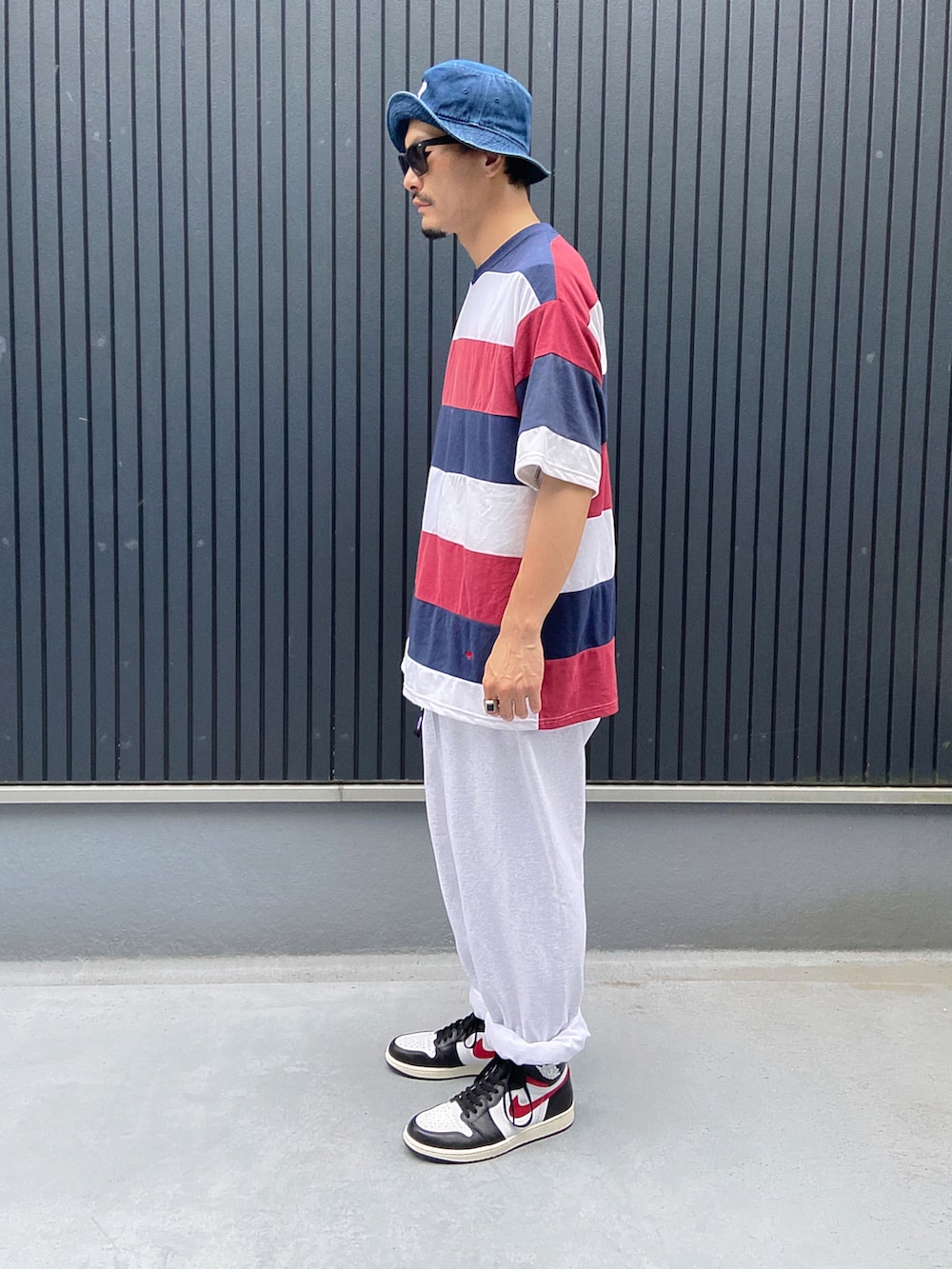 その他のTシャツ/カットソー、グレー系のスウェットパンツ、ホワイト系のスニーカーを着用したメンズの夏コーディネートの2枚目の写真