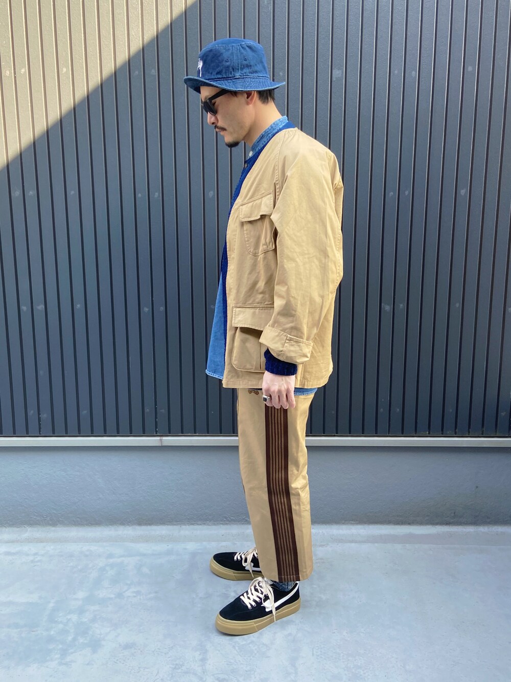 ベージュ系のジャケット/アウター、ブルー系のブルゾン、ブルー系のシャツ/ブラウスを着用したメンズの春コーディネートの2枚目の写真
