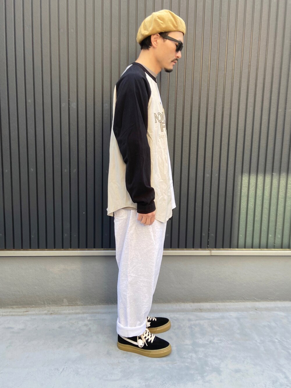 その他のTシャツ/カットソー、ブラウン系のTシャツ/カットソー、グレー系のスウェットパンツを着用したメンズの春コーディネートの2枚目の写真