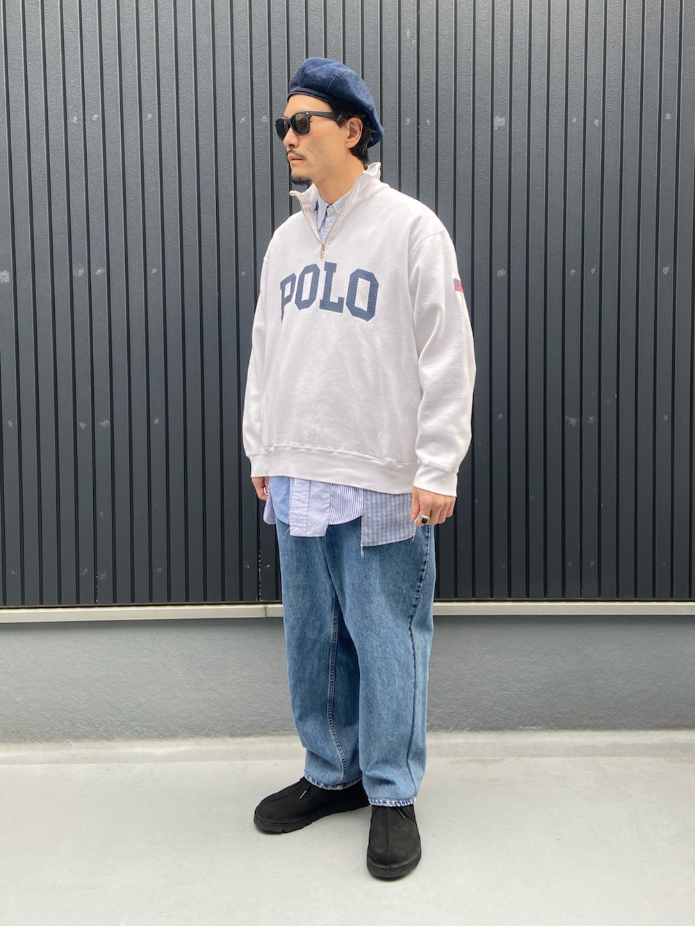 ホワイト系のスウェット、ブルー系のシャツ/ブラウス、ブルー系のデニムパンツを着用したメンズの冬コーディネートの3枚目の写真