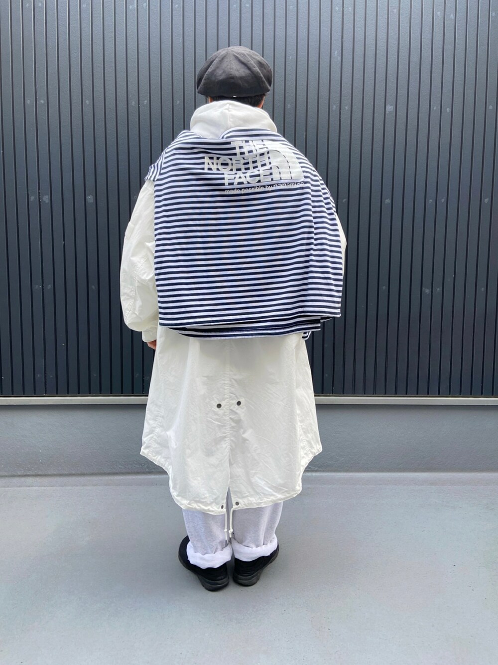 その他のTシャツ/カットソー、ホワイト系のジャケット/アウター、ホワイト系のパーカーを着用したメンズの冬コーディネートの4枚目の写真